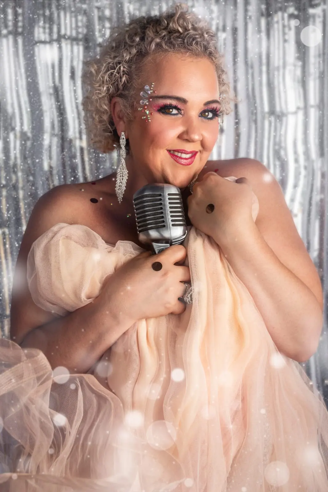 Carol Rodrigues vintage style singer