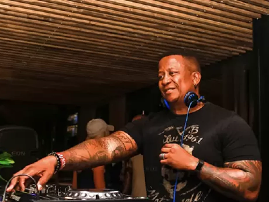 DJ Fresh performing live DJ set