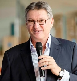 Stef Du Plessus keynote speaker holding microphone