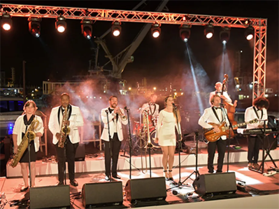 The Swingsetters swing band live performance
